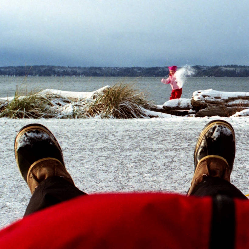 儿童,成年人,两个人,方图,室外,白天,爆炸,雪,美国,地平线,地形,辽阔,地面,靴子,广阔,寒冷,摄影,一望无际,雪球,延伸,万里无云,天地相交,无边无际,一马平川,想法,女孩,彩图