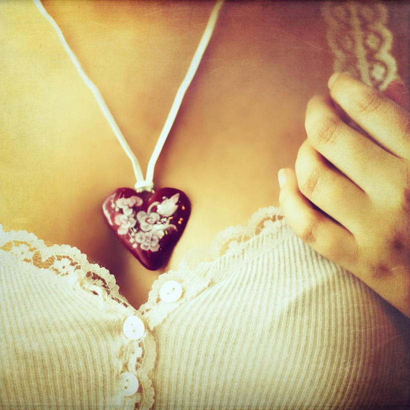 成年人,手,乳房,一个人,方图,特写,性感,项链,西班牙,仅一个年轻女性,仅一个女性,仅一个人,背心,首都,马德里,人体,摄影,皮肤,部分,乳沟,项坠,尤物,年轻女性,女人,女性,年轻人,心型,彩图,爱