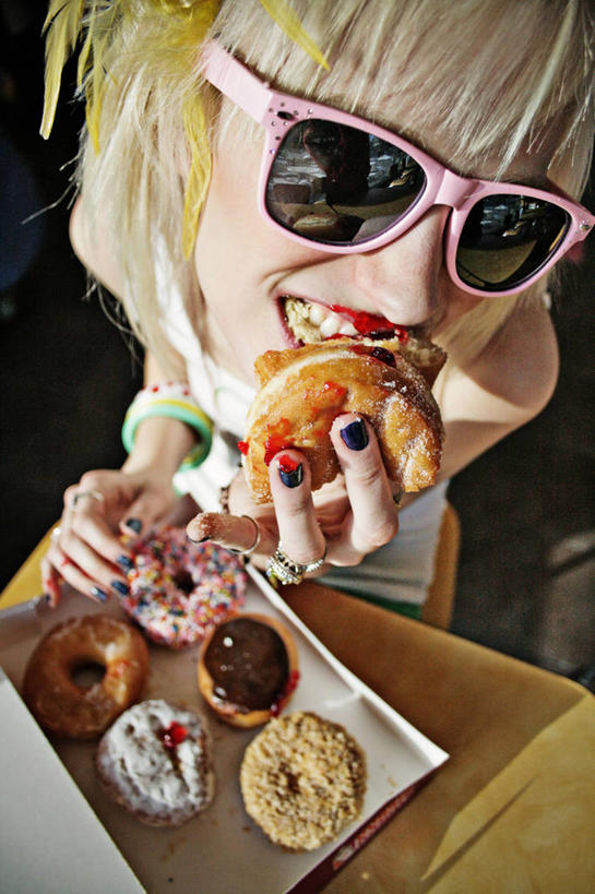 西方人,成年人,脸,头,脸颊,头发,一个人,吃,竖图,俯视,室内,特写,欧洲,美国,欧洲人,仅一个年轻女性,仅一个女性,仅一个人,丰富,拿着,肩膀,太阳镜,金色,诱惑,摄影,多纳圈,年轻女性,女人,女性,白种人,年轻人,头部,脸部,脸蛋,面部,彩图,高角度拍摄,态度