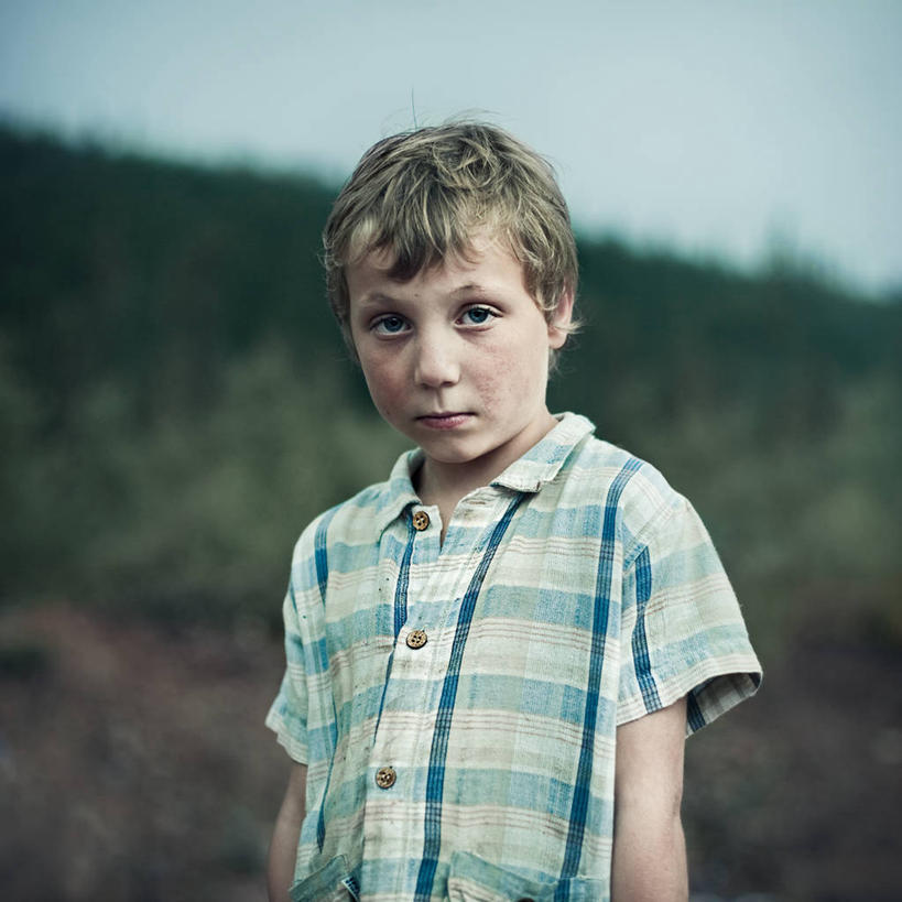 儿童,头发,一个人,站,交叉,方图,室外,特写,白天,衬衫,旅游,度假,纯洁,美景,加拿大,仅一个男性,仅一个人,景观,娱乐,小孩,自然,仅一个小孩,享受,休闲,短袖,金色,景色,放松,可爱,童年,童趣,摄影,自然风光,肖像,童真,烂漫,无邪,悲哀,相交,交集,猜疑,害羞,天真,男孩,男人,男性,孩子,半身,彩图,男生