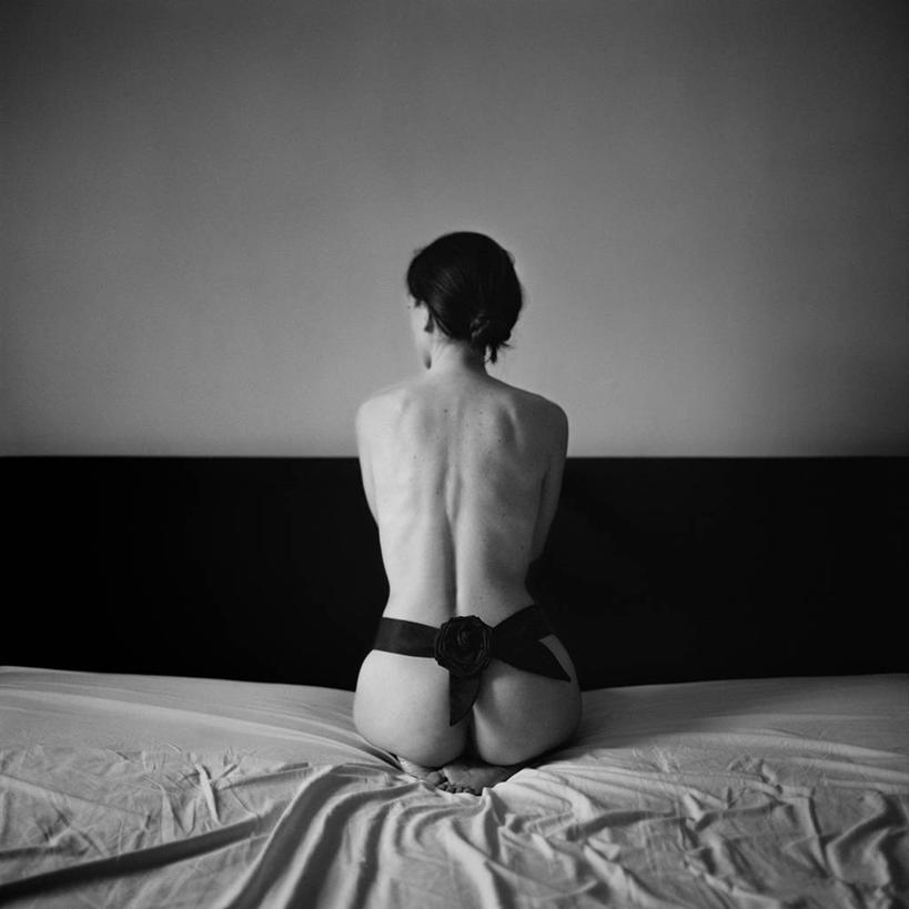 西方人,成年人,中年人,一个人,方图,黑白,室内,性感,床,卧室,欧洲,美国,欧洲人,仅一个女性,仅一个人,墙,缎带,床上用品,裸露,背面,仅一个中年女性,摄影,丁字裤,裸,跪坐,尤物,女人,女性,中年女性,白种人