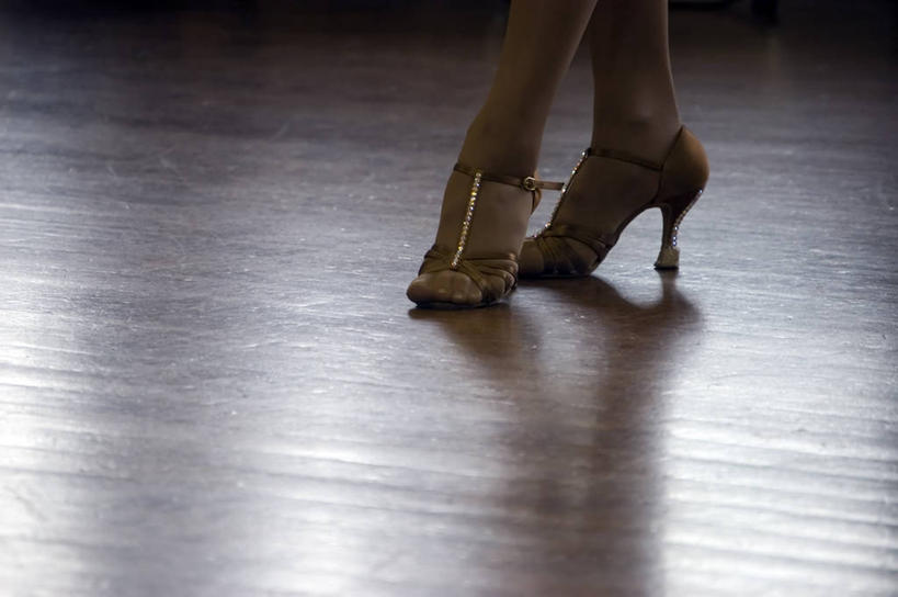 成年人,一个人,横图,室内,特写,高跟鞋,建材,地板,建筑,日本,仅一个女性,材料,木板,木材,地面,木地板,木柴,平衡,人体,摄影,建造,木料,舞厅,高雅,足,福冈,硬木,舞者,彩图,舞蹈