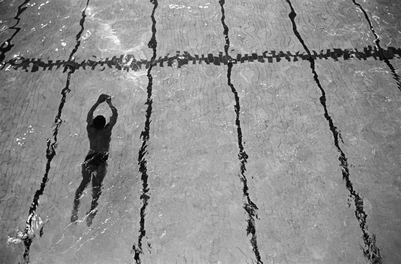 游泳,一个人,游泳池,横图,俯视,黑白,室内,白天,锻炼,神秘,水下,水,英国,一排,整齐,水池,水面,泳池,泳道,排列,摄影,队列,剪影,田径运动员,休闲活动,高角度拍摄