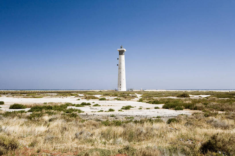 无人,横图,室外,白天,道路,建筑,西班牙,信息,地平线,地形,辽阔,灯塔,地面,交通,方向,草,风景,广阔,摄影,引导,指导,指引,宁静,一望无际,延伸,万里无云,天地相交,富埃特文图拉岛,航标,无边无际,一马平川,大西洋群岛,彩图,导航