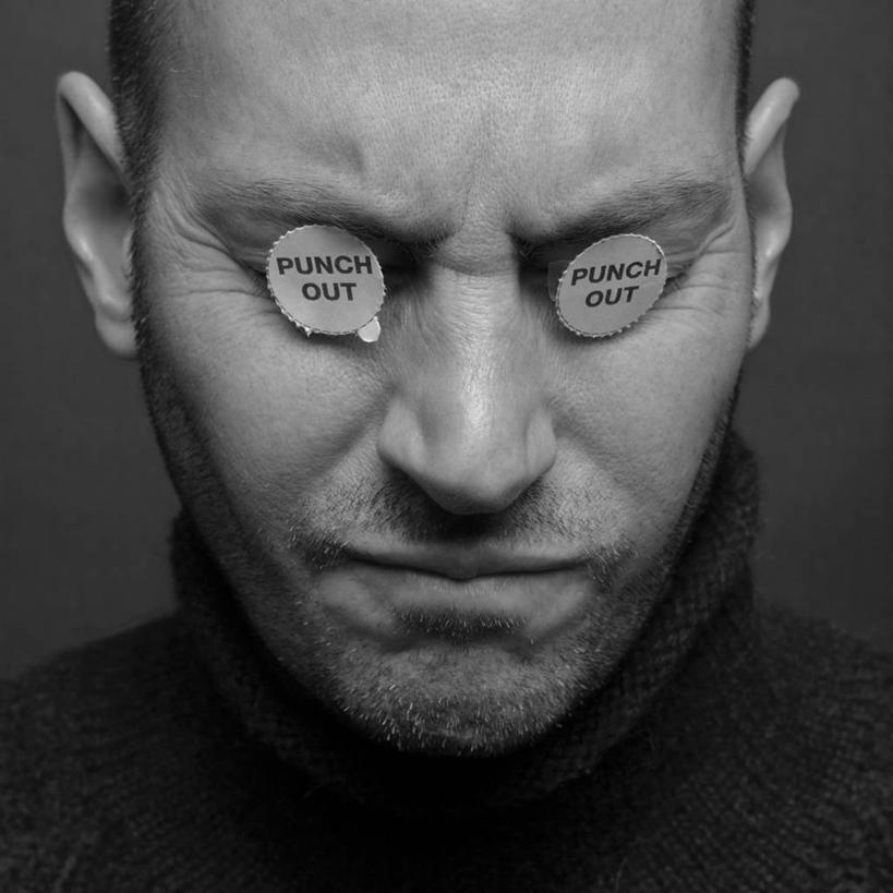 西方人,成年人,中年人,一个人,方图,黑白,正面,毛衣,欧洲,欧洲人,仅一个男性,仅一个人,仅一个中年男性,覆盖,灰色背景,纸,皱眉头,摄影,头像,英文字母,恐怖,肖像,进攻,恐惧,男人,男性,中年男性,白种人,闭着眼睛,影棚拍摄,高领毛衣,短语