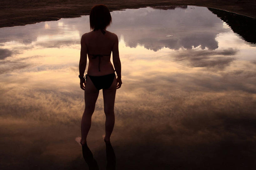 东方人,成年人,中年人,老年人,一个人,站,横图,室外,比基尼,海洋,日本,亚洲,仅一个女性,仅一个人,反射,水面,云,黄种人,背面,黄昏,仅一个中年女性,日本人,摄影,宁静,剪影,宫崎县,女人,女性,中年女性,亚洲人,海滩,彩图,独处,潮水坑