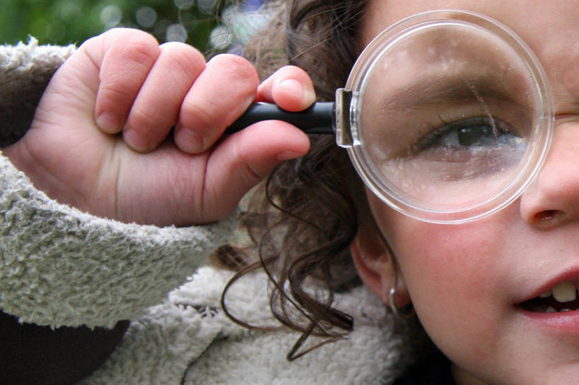 儿童,脸,头,脸颊,一个人,横图,室外,特写,白天,正面,纯洁,英国,仅一个女性,仅一个人,放大镜,拿着,注视,肩膀,小孩,观察,看,仅一个小孩,可爱,探索,童年,童趣,摄影,观看,部分,察看,关注,童真,烂漫,无邪,考文垂,天真,女孩,女人,女性,孩子,头部,卷发,脸部,脸蛋,面部,彩图,女生,好奇心