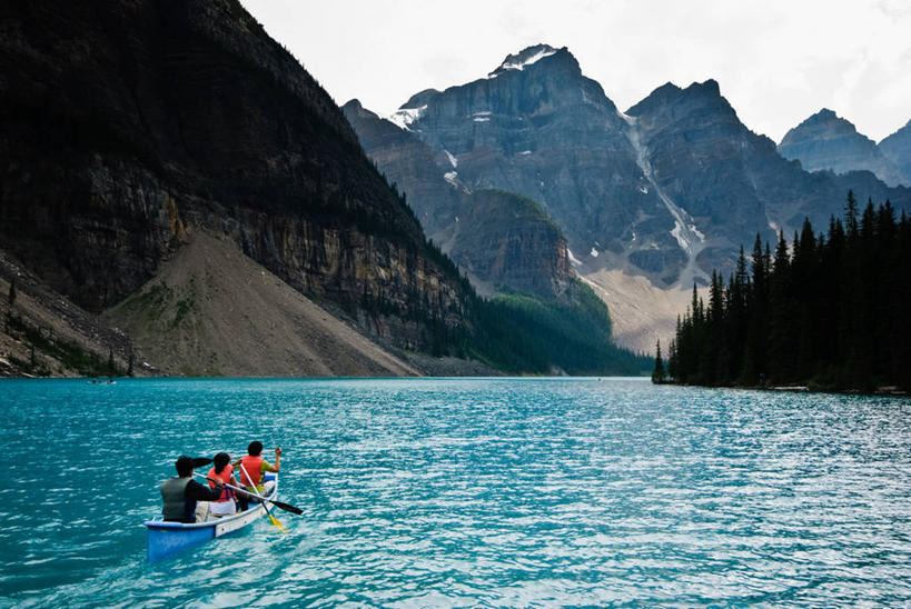 划艇,儿童,成年人,中年人,老年人,三个人,家庭,母亲,父亲,女儿,儿子,横图,俯视,室外,白天,旅游,度假,探险,纯洁,美景,加拿大,划桨,地平线,景观,辽阔,地面,娱乐,小孩,背面,自然,享受,休闲,广阔,温暖,温馨,一家人,景色,放松,可爱,童年,童趣,摄影,一望无际,和睦,自然风光,延伸,童真,烂漫,无邪,班夫国家公园,天地相交,无边无际,一马平川,大不列颠哥伦比亚,天真,男人,男性,女人,女性,孩子,休闲活动,半身,彩图,高角度拍摄,融洽,梦莲湖