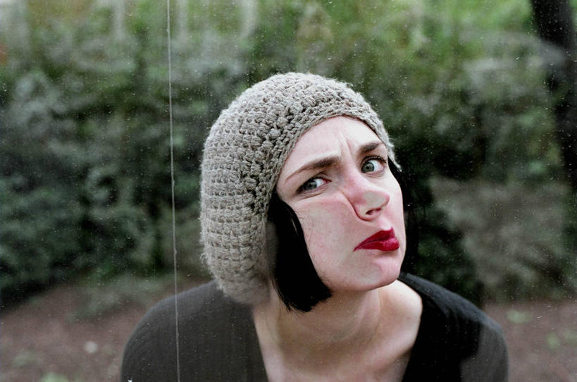 西方人,成年人,脸,头,脸颊,头发,一个人,推,横图,室外,窗户,帽子,法国,巴黎,欧洲,欧洲人,仅一个年轻女性,仅一个女性,仅一个人,首都,扭曲,肩膀,黑色,唇膏,摄影,幽默,肖像,编织帽,畸形,年轻女性,女人,女性,白种人,年轻人,头部,脸部,脸蛋,面部,彩图,短发