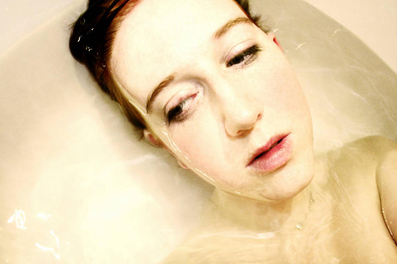 西方人,成年人,脸,头,脸颊,裸体,一个人,躺,横图,俯视,室内,水,浴室,英国,欧洲,欧洲人,仅一个年轻女性,仅一个女性,仅一个人,英格兰,肩膀,思考,浴盆,放松,自拍,摄影,卫生,西欧,大不列颠,大不列颠及北爱尔兰联合王国,大不列颠及爱尔兰联合王国,剑桥,剑桥郡,康桥,年轻女性,女人,女性,白种人,年轻人,头部,脸部,脸蛋,面部,洗涤,彩图,高角度拍摄,大不列颠王国,大英帝国,联合王国,日不落帝国