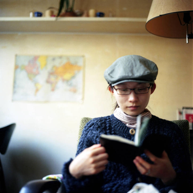 东方人,成年人,中年人,一个人,坐,方图,室内,白天,沙发,书架,日本,亚洲,仅一个女性,仅一个人,眼镜,世界地图,教育,休闲装,黄种人,架子,灯罩,仅一个中年女性,日本人,放松,读书,摄影,专心,女人,女性,中年女性,亚洲人,书,半身,彩图,软帽