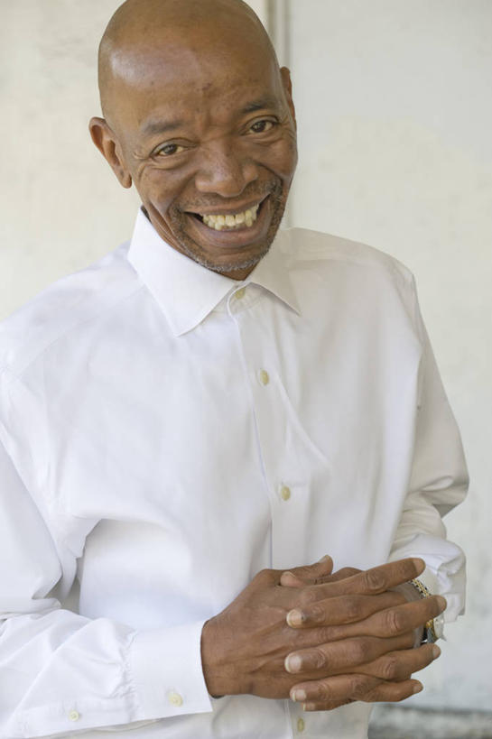 成年人,老年人,一个人,握手,笑,微笑,露齿笑,竖图,室内,白天,衬衫,幸福,信心,美国,仅一个男性,仅一个人,仅一个老年男性,个性,摄影,加利福尼亚,肖像,奥克兰,脱发,老年男性,男人,男性,搀手,拉手,手拉手,手握手,半身,彩图,胡茬