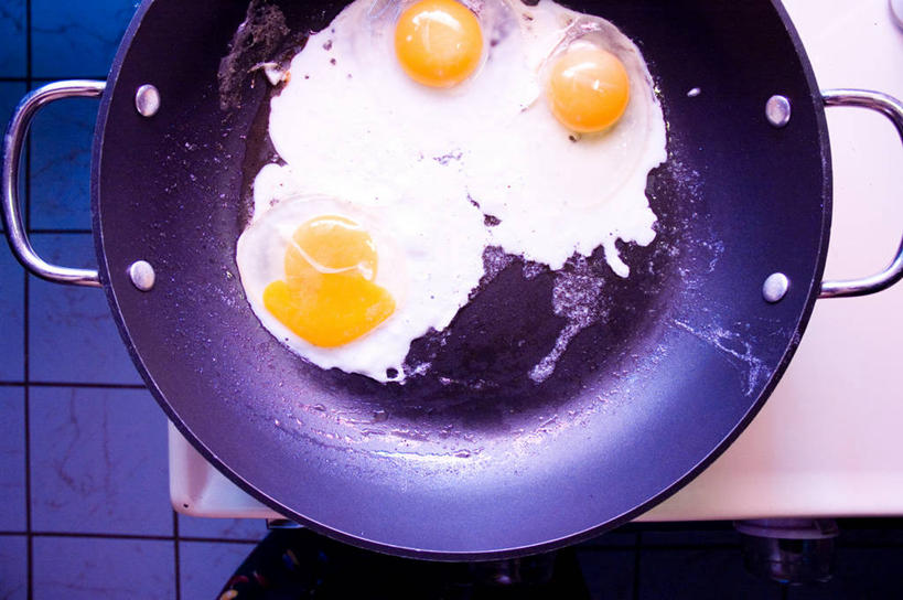 无人,横图,俯视,室内,特写,早餐,厨房,桌子,美国,煎蛋,油炸,锅,饮食,摄影,砖地,早晨,铝,明尼苏达,彩图,高角度拍摄