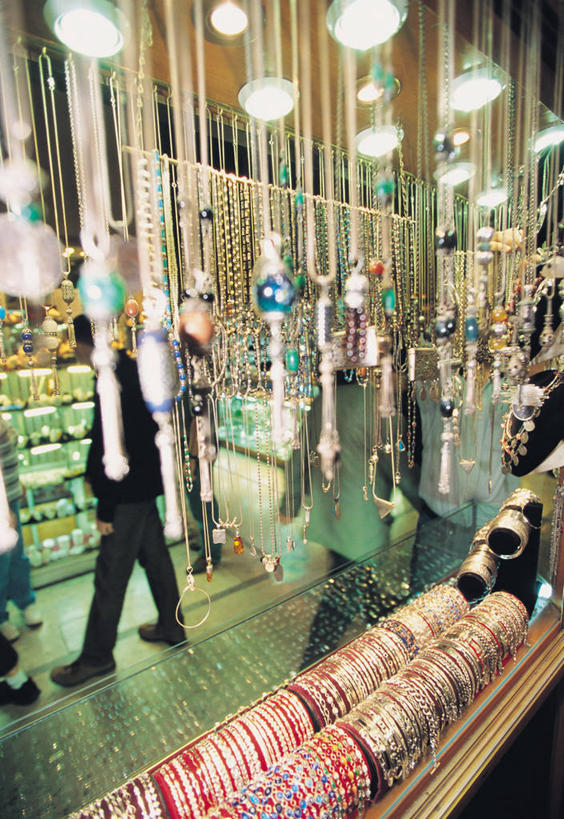 竖图,室内,商务,项链,许多,吊挂,悬挂,丰富,很多,挂,货摊,顾客,零售,摄影,手镯,多样,华贵,手艺,土耳其文化,彩图