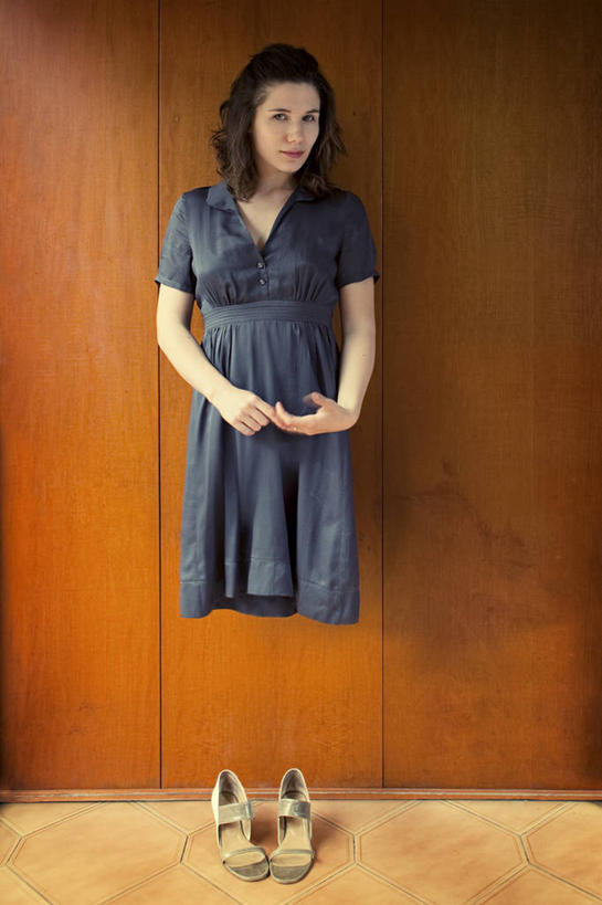 成年人,一个人,站,竖图,室内,白天,正面,高跟鞋,凉鞋,神秘,建材,建筑,巴塞罗那,仅一个年轻女性,仅一个女性,仅一个人,透明,木制,材料,木板,木材,木柴,蓝色,橙色,摄影,建造,木料,怪异,肖像,年轻女性,女人,女性,年轻人,彩图,鬼