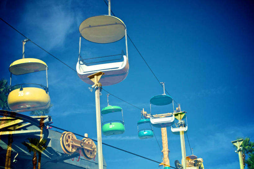 无人,横图,室外,白天,多次曝光,仰视,吊挂,悬挂,挂,数码合成,座位,绳子,运输,摄影,木板路,圣克鲁斯,万里无云,机件,彩图,低角度拍摄