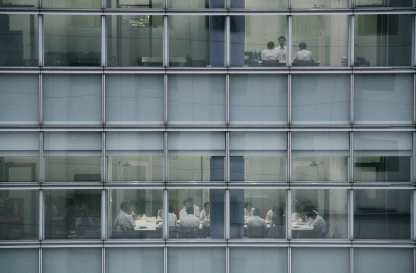 商务人士,商务男性,会议室,坐,横图,室外,白天,衬衫,商务,团队,窗户,建筑,东京,日本,套装,格子,首都,许多人,图像,一群人,办公大楼,摄影,企业,公司,商务装,合伙,工薪阶层,写实,男性,白领,上班族,彩图,全画面,全框架,全帧,衬衣,全画幅