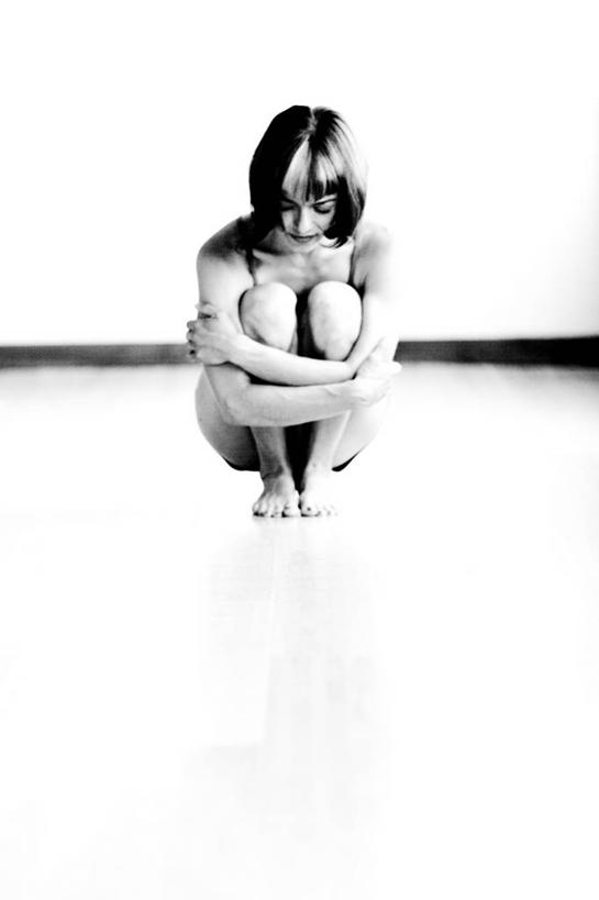 成年人,中年人,裸体,一个人,坐,蹲,竖图,黑白,室内,留白,正面,仅一个女性,仅一个人,环绕,缠绕,仅一个中年女性,赤脚,瑜珈,摄影,纠缠,旧金山,悲哀,女人,女性,中年女性,闭着眼睛,困窘,波波头,卷须