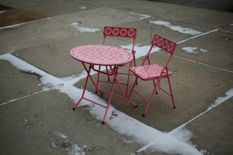 无人,横图,俯视,室外,白天,雪,桌子,美国,人行道,院子,混凝土,粉色,摄影,伊利诺斯州,折叠椅,芝加哥市,彩图,高角度拍摄