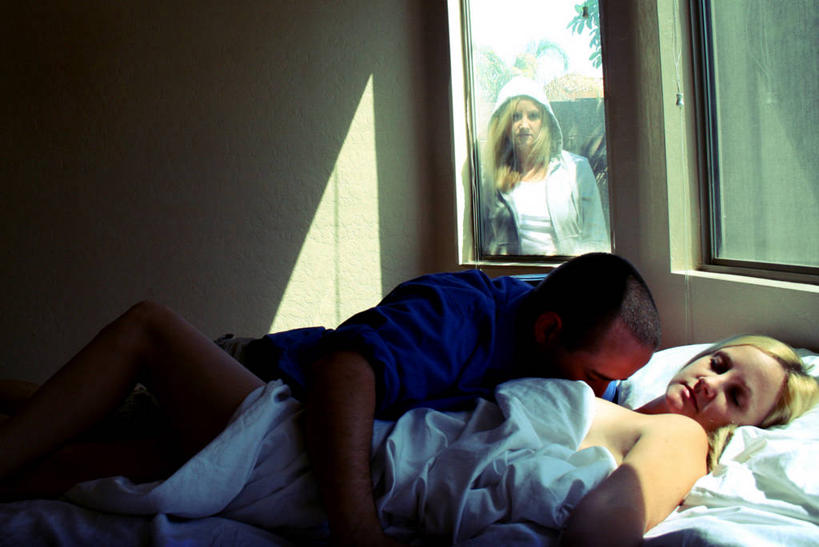 成年人,一个人,三个人,站,横图,室内,白天,性感,窗户,床,卧室,仅一个年轻女性,仅一个女性,仅一个人,注视,裸露,观察,看,摄影,观看,察看,亚利桑那,关注,裸,克隆,私密,计算机制图,嫉妒,尤物,年轻男性,年轻女性,女人,女性,年轻人,闭着眼睛,亲吻,彩图,窥视