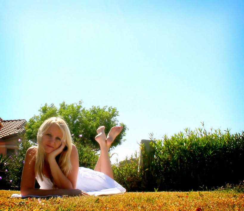 西方人,成年人,头发,一个人,微笑,横图,室外,白天,正面,幸福,草坪,欧洲,欧洲人,仅一个年轻女性,仅一个女性,仅一个人,撑,庭院,托腮,靠,靠着,趴着,托,赤脚,金色,放松,摄影,亚利桑那,托下巴,肖像,年轻女性,女人,女性,白种人,年轻人,彩图,太阳裙