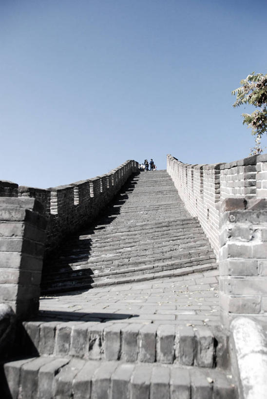 竖图,室外,白天,仰视,北京,长城,围墙,首都,台阶,树,摄影,中国文化,万里无云,彩图,低角度拍摄