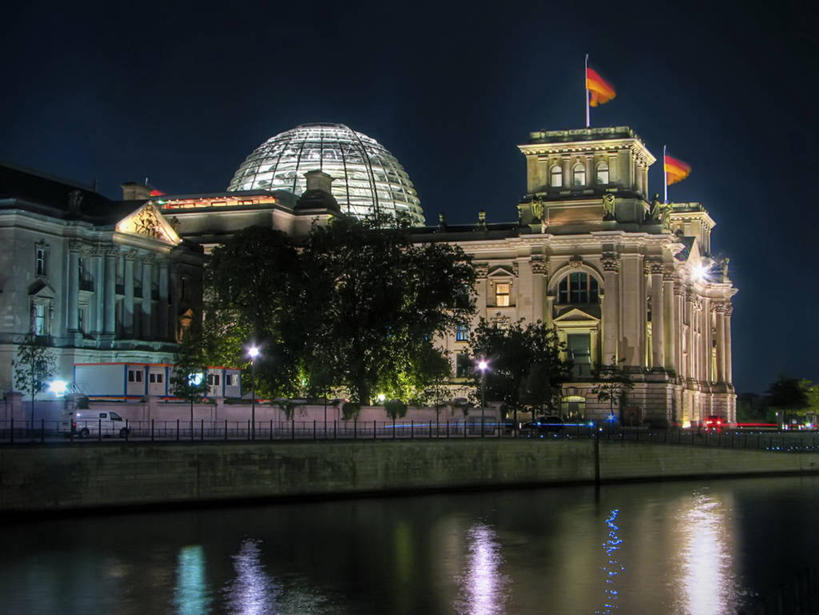 无人,横图,室外,夜晚,水,城市,建筑,德国,反射,首都,历史,柏林,树,地标建筑,摄影,照亮,圆顶建筑,剪影,政治,德国文化,德国国旗,德国国会大厦,彩图