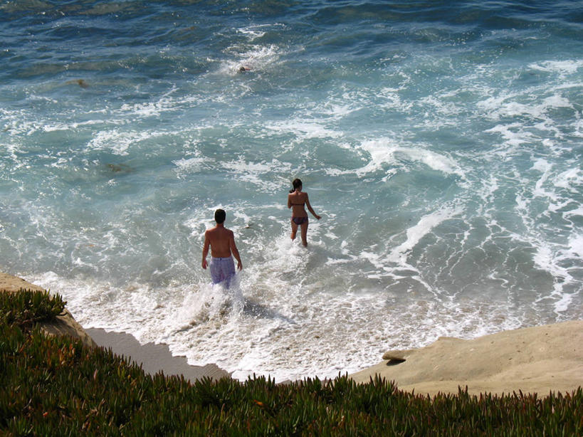 成年人,两个人,横图,俯视,室外,白天,比基尼,旅游,度假,海浪,美景,泳裤,溅,海岸线,景观,娱乐,裸露,背面,自然,享受,休闲,景色,放松,摄影,自然风光,裸,写实,无忧无虑,约拉,男人,女人,海滩,步行,彩图,高角度拍摄