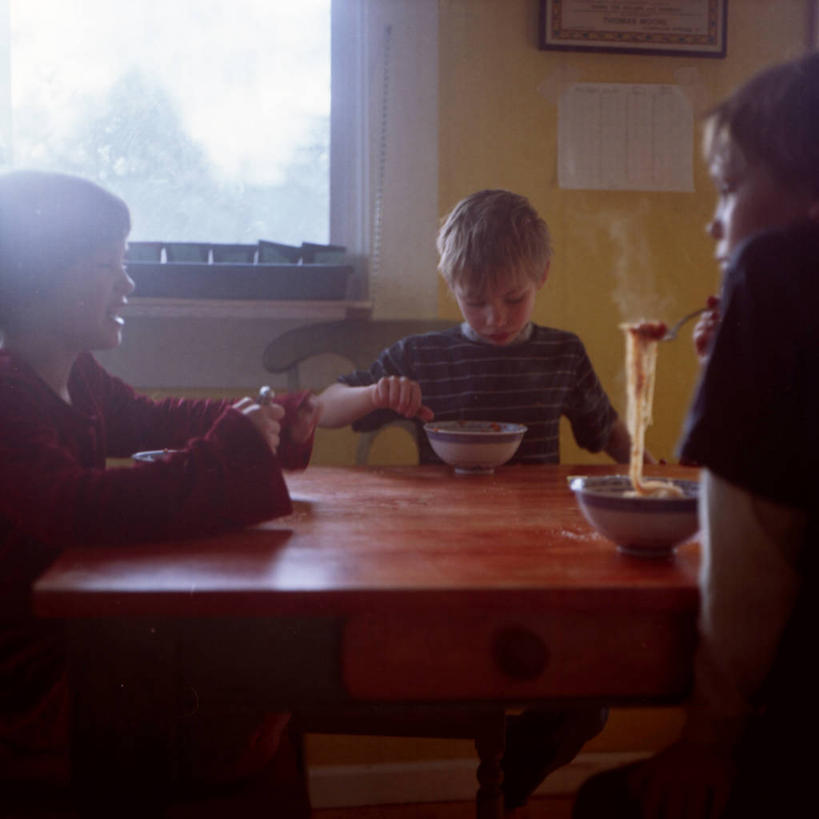 面条,西方人,儿童,三个人,坐,方图,室内,讨论,友谊,纯洁,窗户,桌子,欧洲,美国,欧洲人,休闲装,小孩,碗,可爱,童年,童趣,摄影,逆光,童真,烂漫,无邪,俄勒冈州,波特兰,天真,男孩,白种人,孩子,说话,半身,彩图