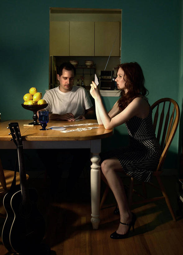 西方人,成年人,中年人,老年人,两个人,坐,竖图,室内,桌子,柠檬,纸牌,椅子,欧洲,美国,欧洲人,吉他,T恤,拿着,休闲装,白色,果盘,摄影,专心,健康食物,老年男性,年轻女性,白种人,年轻人,休闲活动,彩图