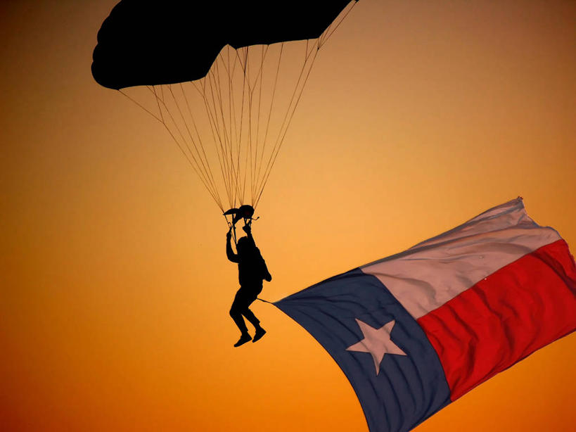 一个人,横图,室外,日落,降落伞,美国,条纹,半空,着陆,飞,天空,星形,摄影,登陆,载具,下降,降落,剪影,德克萨斯,航空工具,减速器,彩图