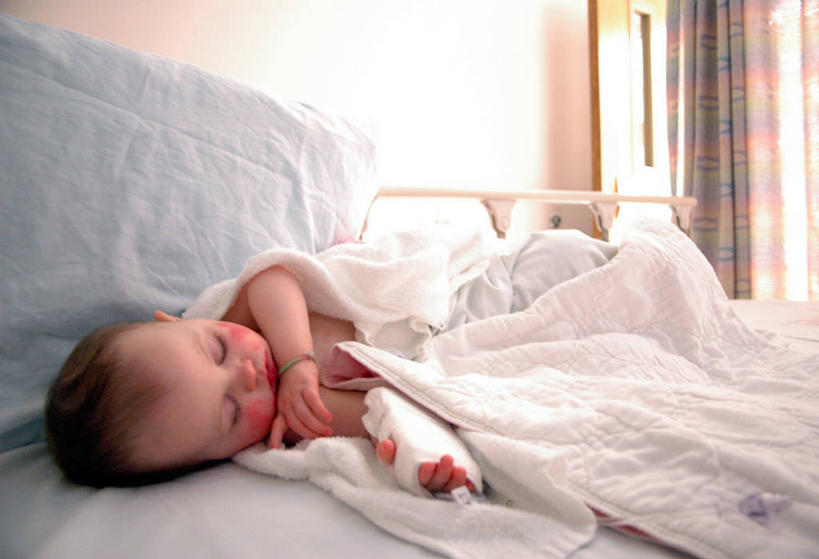 婴儿,儿童,一个人,横图,纯洁,美国,仅一个人,撑,托腮,小孩,托,生病,可爱,童年,童趣,人体,摄影,活泼,侧卧,病房,托下巴,宝宝,童真,纯真,烂漫,无邪,纽约州,奥尔巴尼,四肢,伶俐,天真,孩子,闭着眼睛,彩图,床架