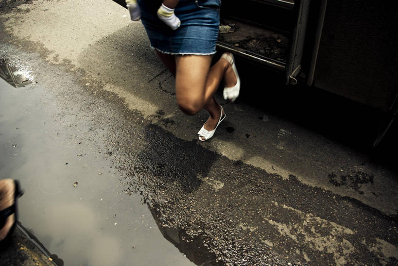 婴儿,成年人,两个人,家庭,母亲,横图,室外,白天,街道,墨西哥,朦胧,模糊,人行道,巴士,公共交通,下车,温暖,温馨,一家人,摄影,和睦,拉丁美洲,运送,紧迫,水坑,女人,女性,步行,彩图,融洽