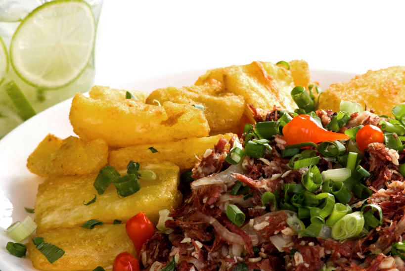 西方人,无人,横图,白色背景,烹饪,柠檬,巴西,欧洲,欧洲人,肉,油炸,料理,食品,酒类,开胃菜,杯,菜肴,美食,酒,食物,饮料,盘子,摄影,佳肴,生活方式,细香葱,白种人,彩图,影棚拍摄,盖比丽娜酒,传统文化,白色人种,高加索人种,欧罗巴人种,开味小菜,开胃小菜,前菜