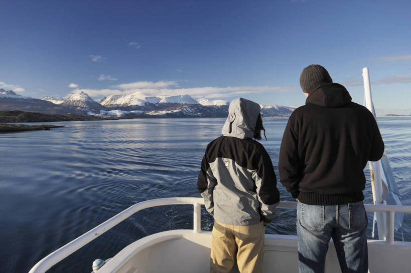 两个人,横图,室外,旅游,山,山脉,雪,阿根廷,行人,游客,游人,地形,路人,旅客,放松,寒冷,摄影,宁静,渡轮,万里无云,巴塔哥尼亚,过客,火地群岛,休闲活动,彩图,阿根廷国旗