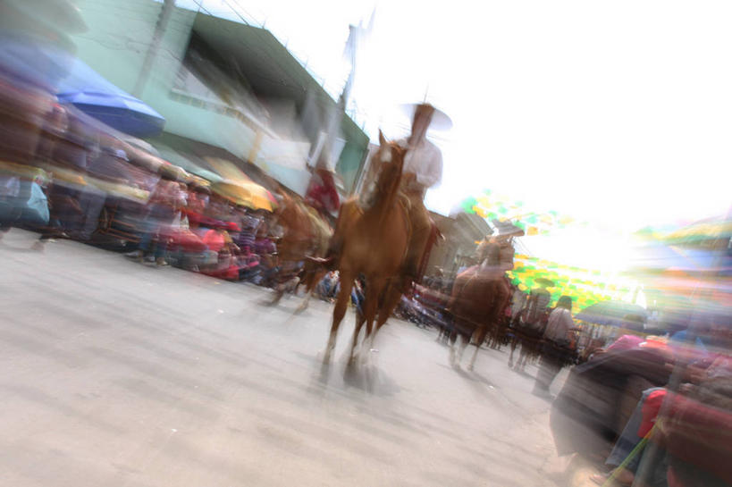 成年人,中年人,人群,牛仔,横图,室外,白天,运动模糊,马,墨西哥,哥斯达黎加,骑马,朦胧,模糊,庆祝,首都,许多人,动物,社区,一群人,家畜,摄影,北美,北美洲,拉丁美洲,美洲,游行,北亚美利加洲,亚美利加洲,哥斯达黎加共和国,哈利斯科州,圣何塞,圣何塞市,墨西哥文化,男人,中年男性,彩图,传统服装,传统文化,传统节日