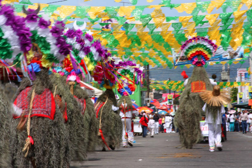 人群,横图,室外,白天,墨西哥,哥斯达黎加,一排,表演,吊挂,悬挂,朦胧,模糊,庆祝,整齐,装饰,草帽,首都,许多人,挂,排列,背面,剪纸,社区,一群人,摄影,发辫,羊毛,北美,北美洲,拉丁美洲,队列,美洲,穗,北亚美利加洲,亚美利加洲,哥斯达黎加共和国,哈利斯科州,圣何塞,圣何塞市,墨西哥文化,彩图,传统服装,欢乐,传统文化,传统节日