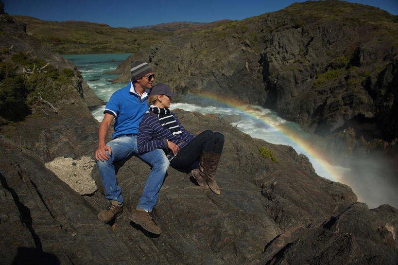 成年人,中年人,头发,两个人,坐,笑,微笑,横图,室外,白天,旅游,度假,快乐,幸福,湖,石头,美景,瀑布,水,帽子,智利,地形,景观,浪漫,休闲装,娱乐,自然,太阳镜,享受,休闲,金色,鸭舌帽,景色,南美,放松,摄影,拉丁美洲,岩层,自然风光,蜜月,巴塔哥尼亚,异性恋,无忧无虑,百内国家公园,年轻女性,女人,中年男性,年轻人,岩石,拥抱,彩图,旅行,爱,欢乐,澎湖,伴侣,美人