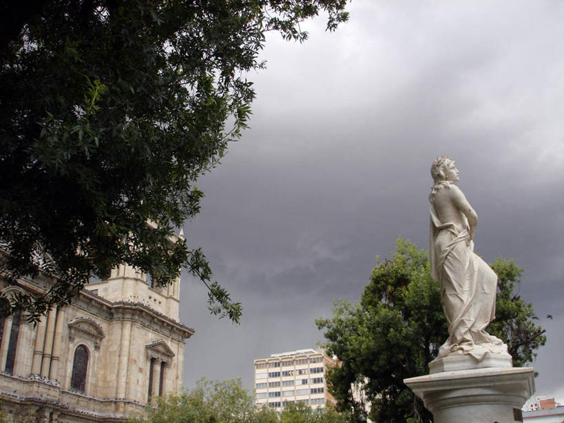 无人,公园,站,横图,室外,白天,侧面,多云,城市,建筑,雕塑,玻利维亚,雕像,首都,南美,摄影,宁静,拉丁美洲,树梢,拉巴斯,美术工艺,彩图,传统文化