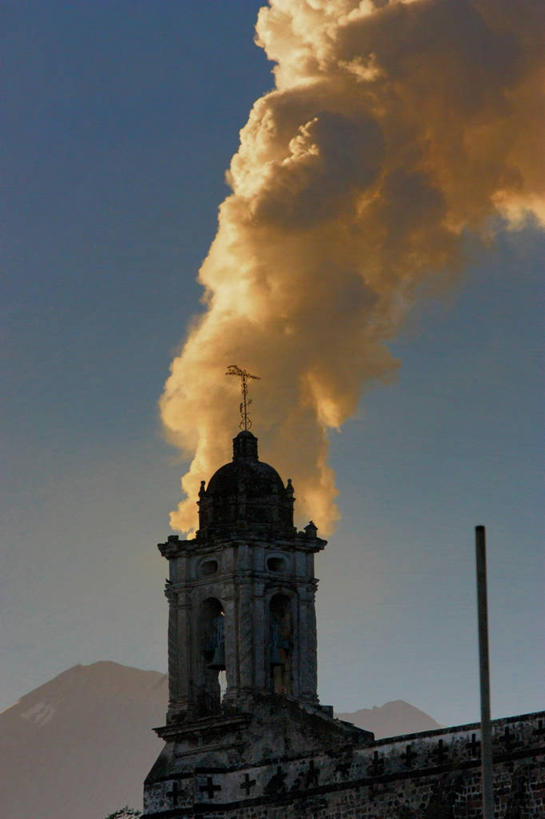 无人,教堂,竖图,室外,白天,仰视,城市,建筑,墨西哥,蒸汽,钟楼,黄昏,摄影,宁静,北美,拉丁美洲,普埃布拉州,莫雷洛斯州,墨西哥文化,波波卡特佩特火山,彩图,低角度拍摄,传统文化