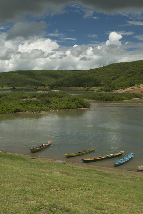 无人,竖图,俯视,室外,白天,旅游,度假,河流,美景,山,水,船,巴西,停靠,地形,景观,云,历史,娱乐,草,风景,天空,自然,享受,休闲,景色,南美,放松,运输,摄影,宁静,拉丁美洲,停泊,自然风光,独木舟,水虎鱼,阿拉戈斯,巴西文化,彩图,高角度拍摄
