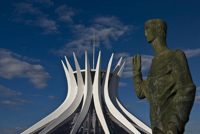 无人,建筑师,横图,室外,白天,仰视,建筑,雕塑,巴西,十字形,十字架,首都,南美,摄影,宗教,宁静,南美洲,基督教,拉丁美洲,美洲,巴西联邦共和国,首府,亚美利加洲,南亚美利加洲,联邦区,巴西利亚,巴西里亚,奥斯卡.尼迈耶,尼迈耶,巴西文化,彩图,低角度拍摄,大教堂,传统文化