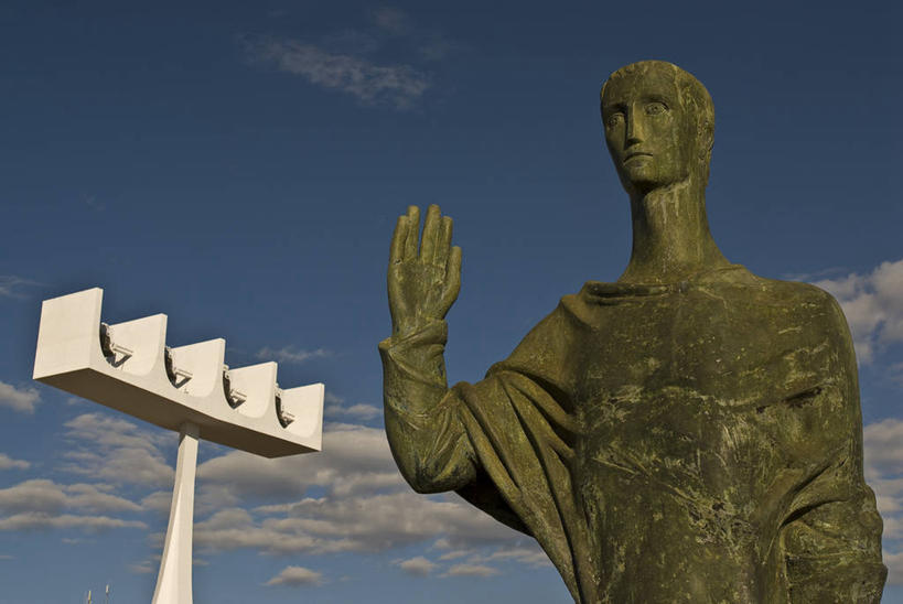 无人,建筑师,举,横图,室外,白天,仰视,雕塑,巴西,标志,雕像,符号,首都,标识,托,南美,摄影,宁静,南美洲,拉丁美洲,美洲,巴西联邦共和国,首府,亚美利加洲,南亚美利加洲,联邦区,性别符号,巴西利亚,巴西里亚,奥斯卡.尼迈耶,尼迈耶,巴西文化,举起,举手,举着,向上举,向上伸,向上托,半身,彩图,低角度拍摄,大教堂,男性符号,传统文化