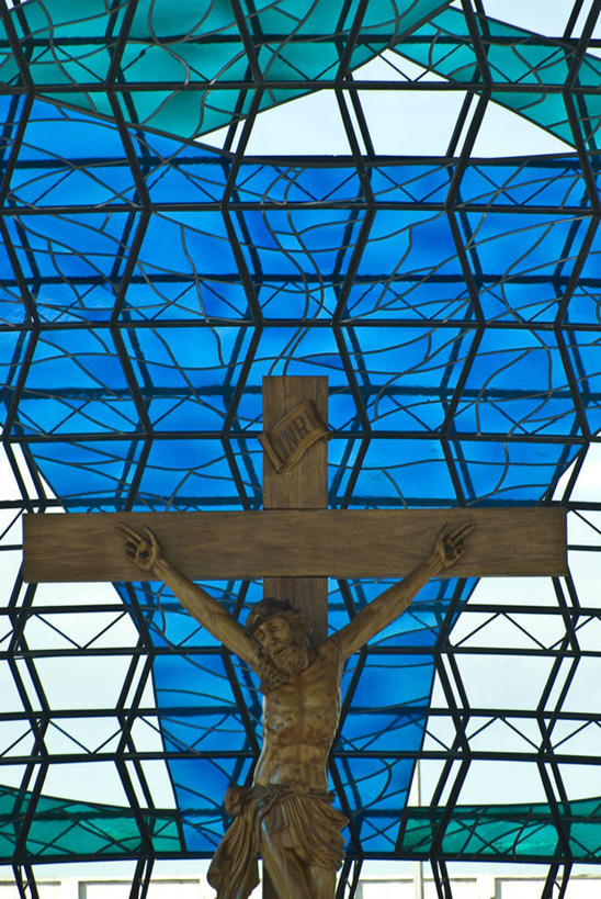 建筑师,坐,竖图,室内,正面,巴西,十字形,节日,标志,符号,十字架,首都,文化,标识,座位,祈祷,健康,南美,许愿,摄影,宗教,信仰,纪念,祈求,死亡,南美洲,基督,基督教,拉丁美洲,天主教,痛苦,美洲,耶稣,巴西联邦共和国,首府,救世主,结束,亚美利加洲,悲哀,南亚美利加洲,联邦区,性别符号,基利斯督,弥赛亚,默西亚,巴西利亚,彩色玻璃,巴西里亚,奥斯卡.尼迈耶,尼迈耶,巴西文化,平安,闭着眼睛,半身,彩图,大教堂,男性符号,传统文化