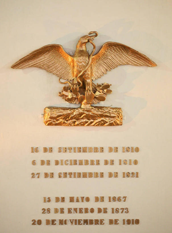 无人,竖图,特写,正面,鹰,雕塑,墨西哥,鸟类,蛇,鸟巢,数字,文字,墙,摄影,英文字母,北美,政府大楼,拉丁美洲,政府,哈利斯科州,墨西哥文化,美术工艺,彩图,传统文化