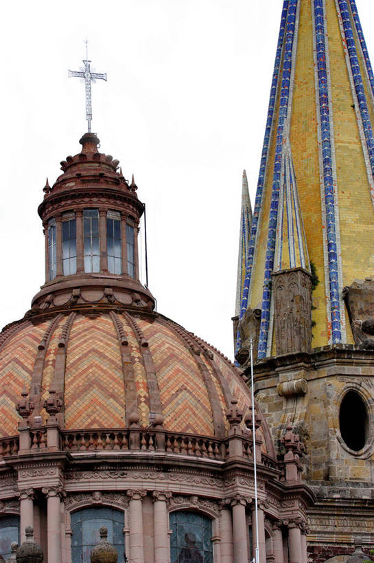 无人,教堂,竖图,室外,白天,仰视,城市,建筑,墨西哥,十字架,塔,顶部,摄影,宗教,宁静,部分,北美,基督教,拉丁美洲,圆顶建筑,哥特式风格,哈利斯科州,墨西哥文化,彩图,低角度拍摄,大教堂,传统文化