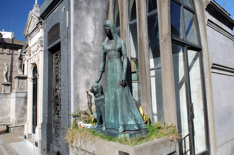 成年人,无人,横图,室外,窗户,建筑,狗,雕塑,阿根廷,阴影,雕像,首都,草,蓝色,墓地,摄影,死亡,坟墓,陵墓,布宜诺斯艾利斯,万神殿,女人,彩图