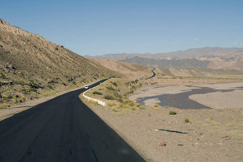 无人,横图,室外,白天,旅游,度假,河流,美景,山,山脉,水,路,汽车,日光,阿根廷,弯曲,地形,景观,风景,自然,夏天,景色,南美,摄影,自然风光,沥青,万里无云,安地斯山脉,门多萨,彩图,旅行