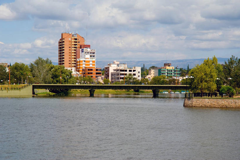 无人,横图,全景,室外,旅游,度假,湖,美景,山,山脉,水,植物,别墅,城市风光,城市,日光,阿根廷,反射,景观,桥,娱乐,树,自然,夏天,享受,休闲,景色,南美,放松,摄影,多样,科尔多巴,万里无云,科尔多瓦,休闲活动,彩图,旅行