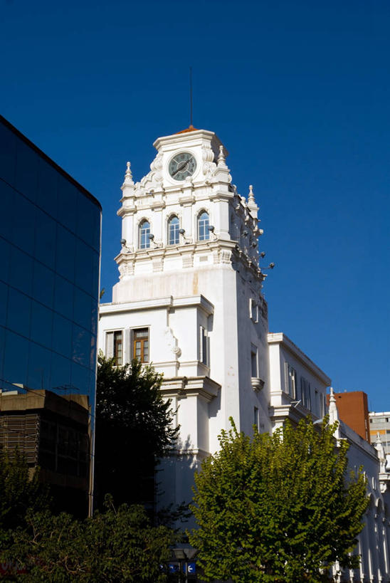 无人,教堂,竖图,室外,白天,侧面,太阳,建筑,日光,阿根廷,阴影,历史,树,蓝色,白色,南美,摄影,宗教,基督教,圆顶建筑,科尔多巴,万里无云,科尔多瓦,自然地理,彩图,柱头